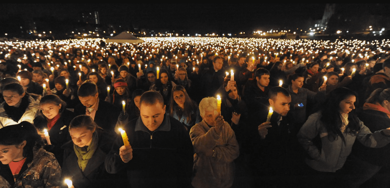 El 16 de abril de 2007, la comunidad de Virginia Tech vivió uno de los tiroteos más mortíferos en una institución educativa de Estados Unidos. El atacante, Seung-Hui Cho, comenzó disparando en una residencia universitaria, donde mató a dos personas. Cerca de dos horas después, se trasladó al edificio Norris Hall, entró en salones de clase y abrió fuego contra estudiantes y profesores. En total, 32 personas fueron asesinadas y decenas resultaron heridas. Cho murió por un disparo autoinfligido. En los días posteriores, la universidad se convirtió en un lugar de duelo, con homenajes para recordar a las víctimas.