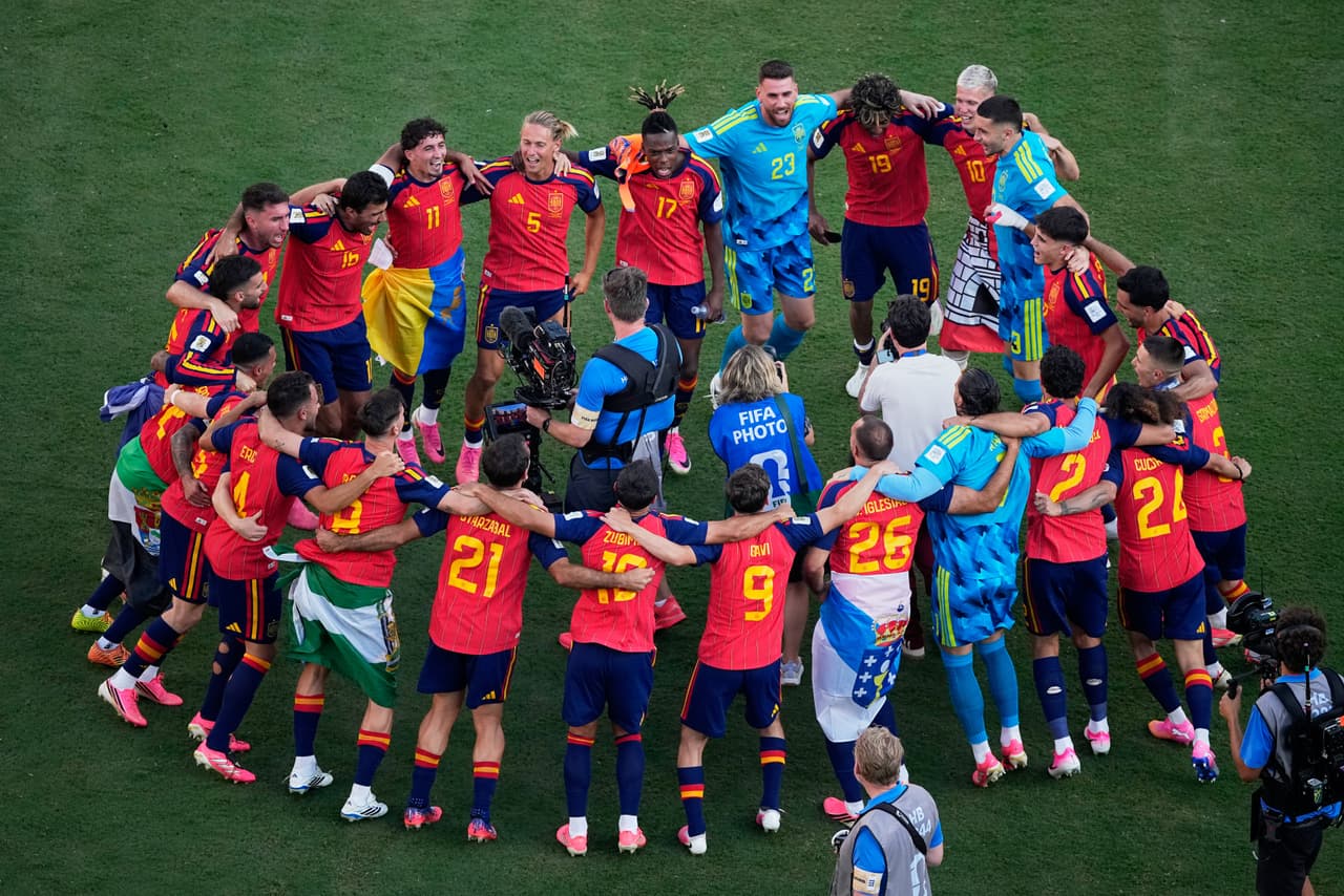 Todos los españoles festejan en la cancha.
