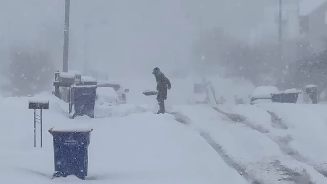 Pero algunos trozos de hielo y nieve permanecieron al final del día, aumentando el potencial de carreteras congeladas en el viaje del martes por la mañana.