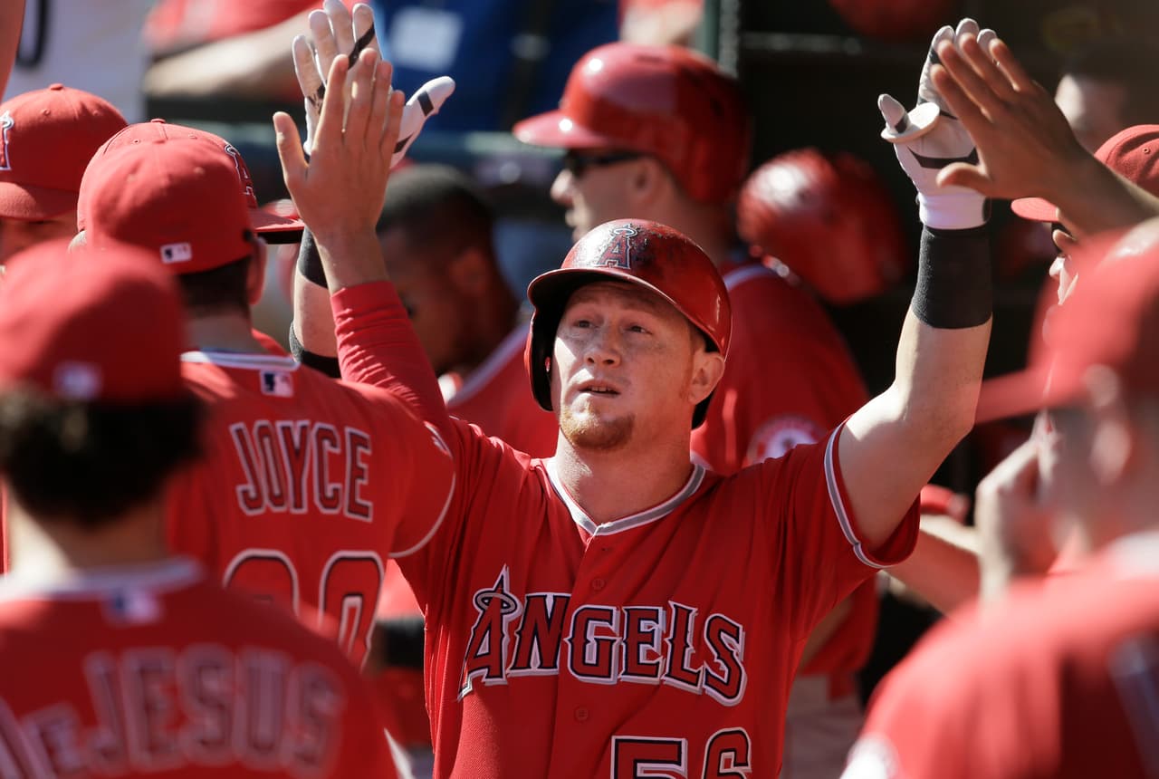 Angelinos vencen a Rangers y se acercan a un comodín en la Liga Americana