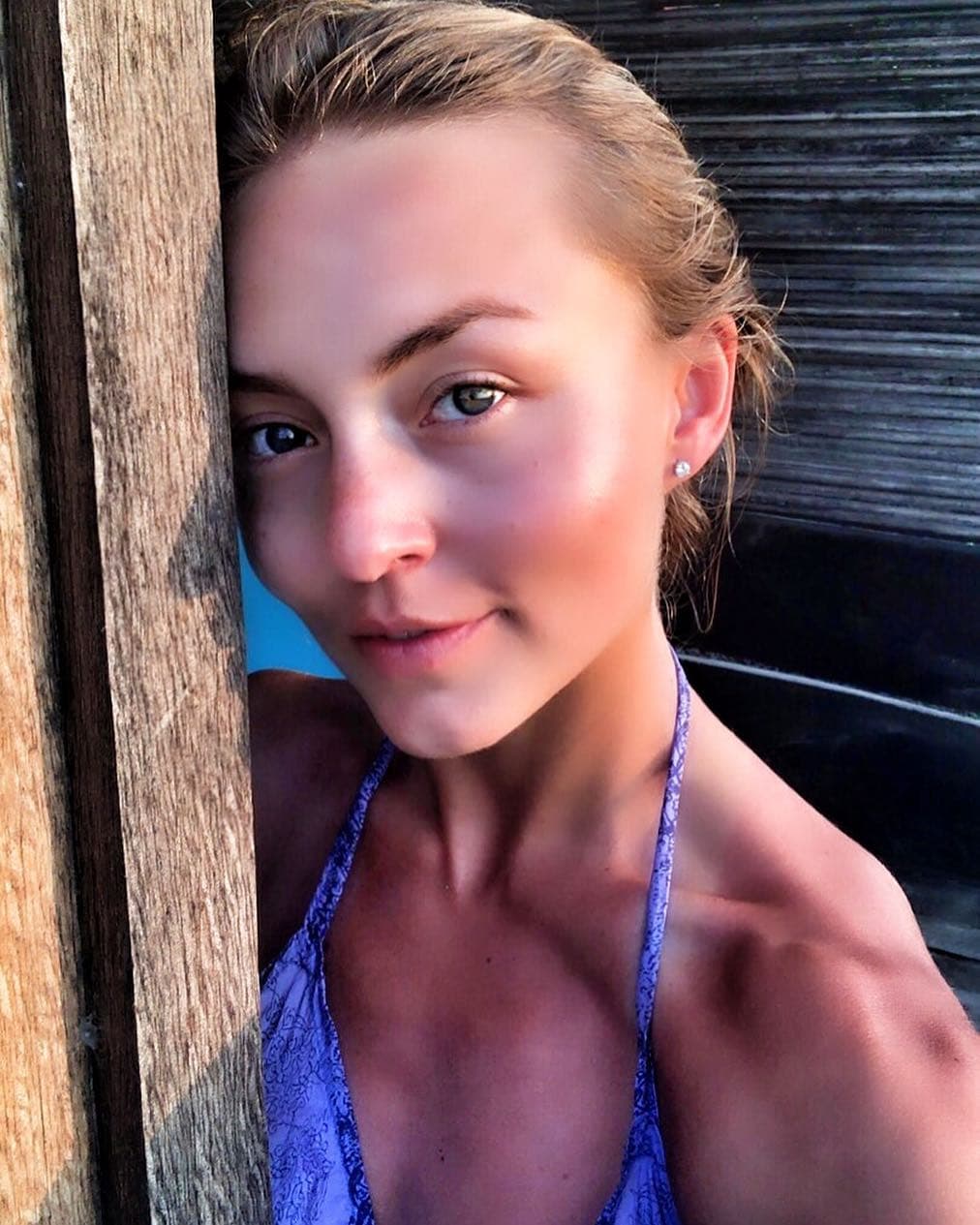 En cambio, su novia Angelique Boyer, se ha inclinado en sus últimas publicaciones por las selfies en solitario y al natural. La protagonista de 'Tres veces Ana' compartió con sus seguidores esta foto en la que aparece sin un rastro de maquillaje, publicación que ha alcanzado más de 300,000 likes de sus admiradores.