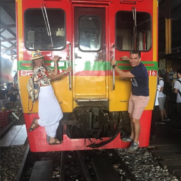La pareja nunca pierde el sentido del humor. "Se nos va el trennnnnn 😱", escribió Galilea junto a la imagen.