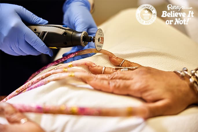 Ayanna Williams, quien rompió su propio récord de las uñas más largas del mundo el 4 de abril de 2021 al momento de la manicura.