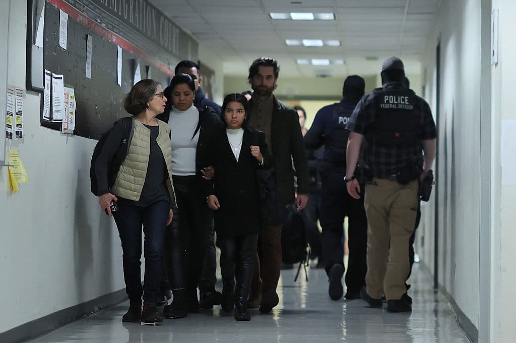 Multas millonarias a inmigrantes: caso de Florida llega a tribunales federales