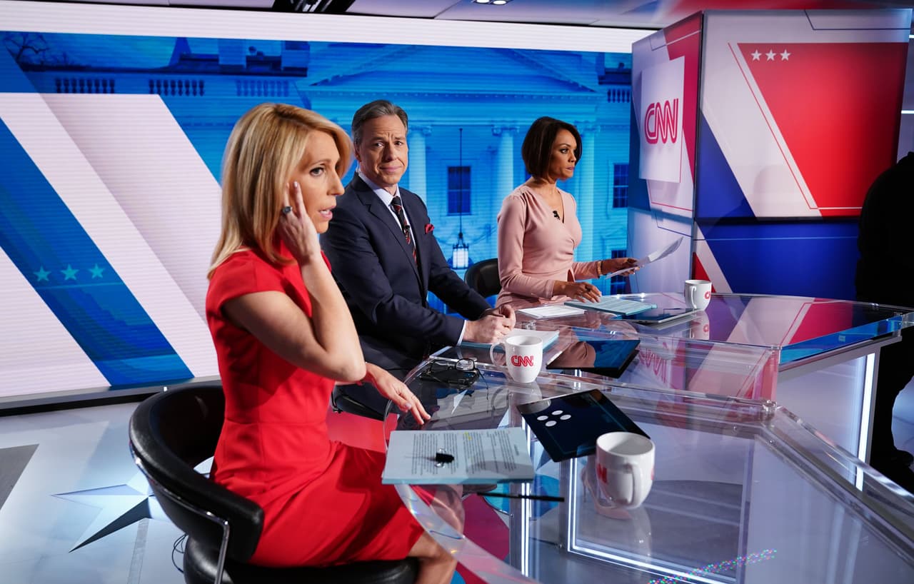 Los moderadores del debate. Por CNN Dana Bash y Jake Tapper, por Univison Noticias la periodista Ilia Calderon, quien ocupó el puesto de Jorge Ramos luego de que este decidiera no asistir por haber estado en contacto con una persona que estuvo cerca de otra que resultó contagiada.