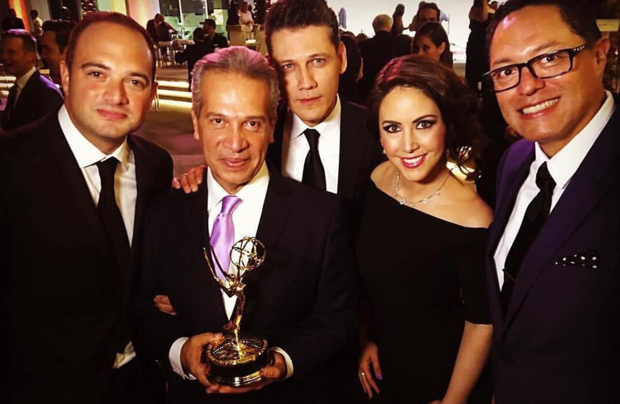 Durante todos estos años, el arduo trabajo del equipo ha sido reconocido con innumerables premios. En esta foto el equipo de Noticias 34 Los Angeles festejó la entrega de los premios Emmys 2016.