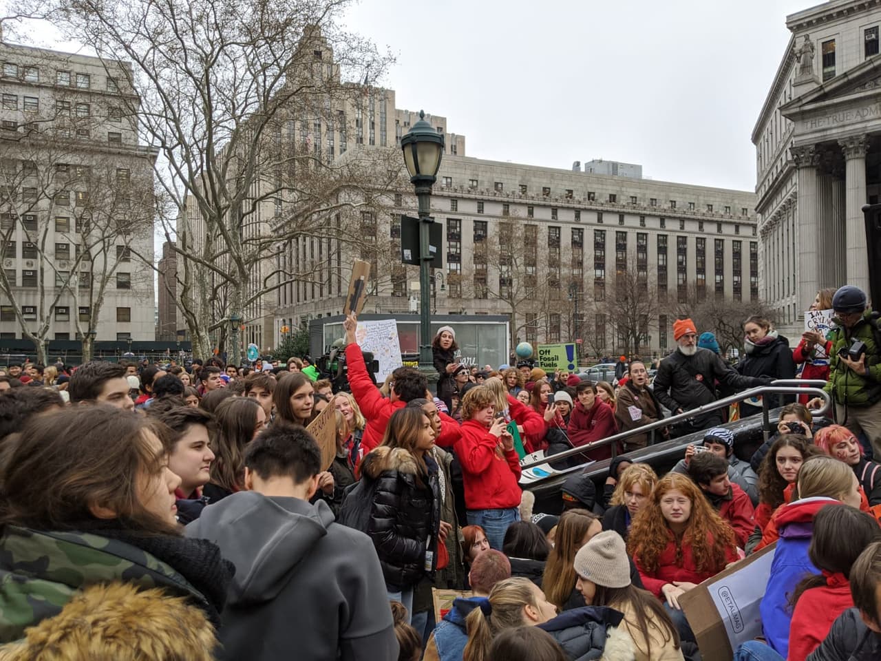 Cientos de neoyorquinos exigen acción climática inmediata en el marco de COP25
