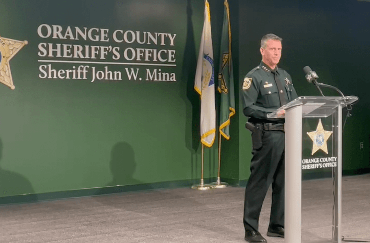 “Quiero reconocer el
<b>horrible día que ha sido para nuestra comunidad y nuestros socios de los medios. </b>Nadie en nuestra comunidad, ni una madre, ni un niño de 9 años y ciertamente ningún profesional de las noticias, debería convertirse en víctima de la violencia armada”, expresó el Alguacil del condado Orange, John Mina.