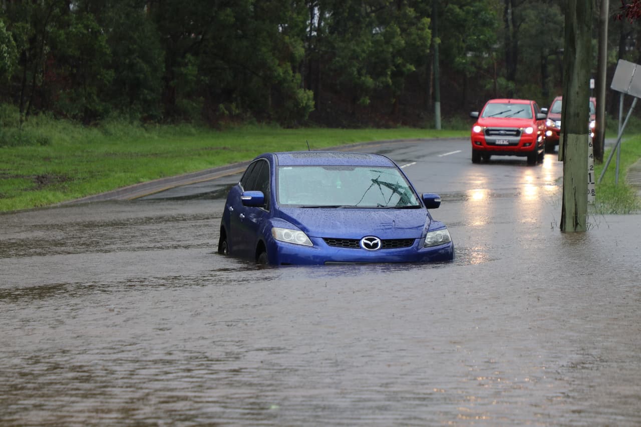 <b>Si tu auto se apaga en medio de una calle o carretera inundada, no intentes encenderlo.</b> Esto provocaría que más agua entre a sus componentes, lo que podría incluso costarte miles de dólares en reparaciones.