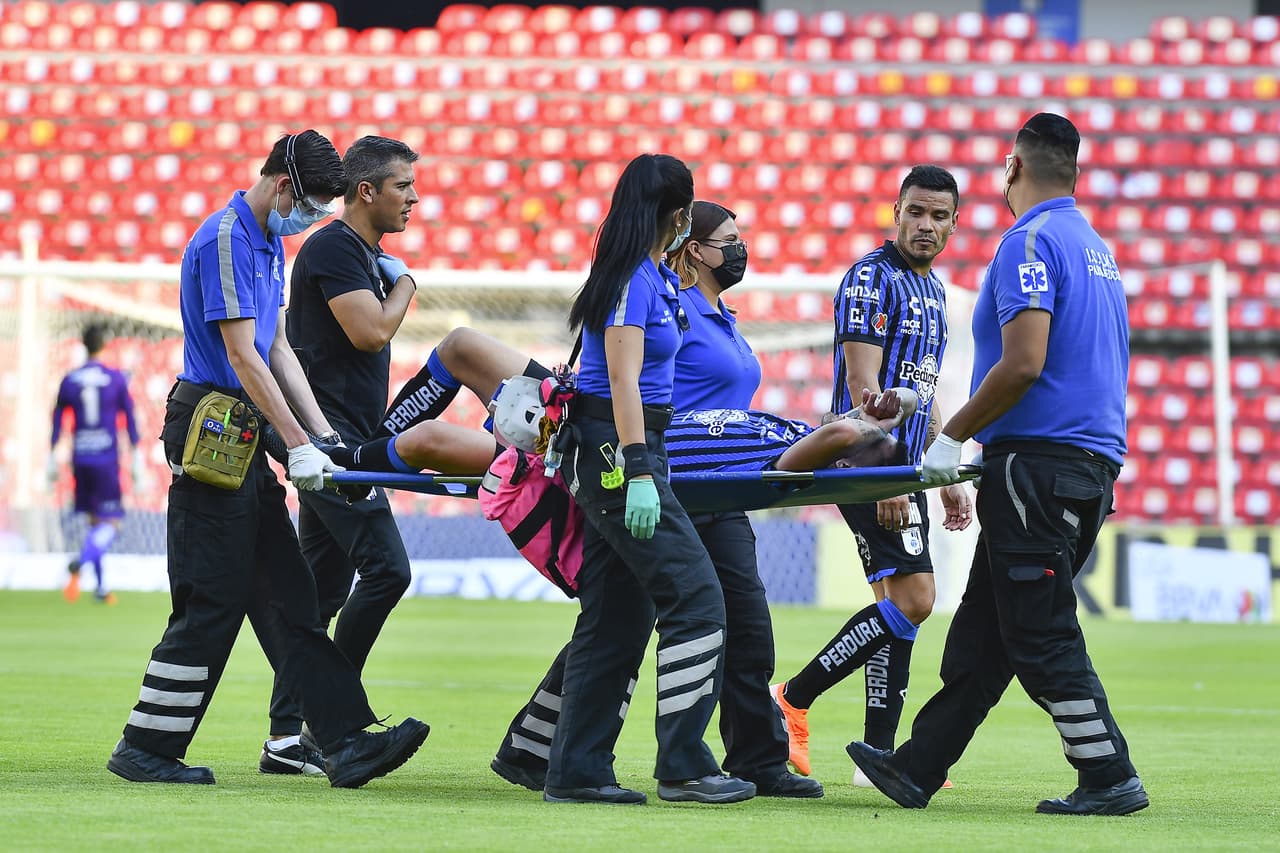 David Cabrera tuvo que ser retirado en camilla.