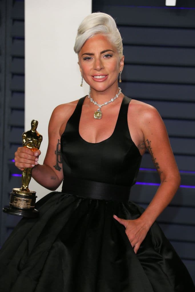 <b>Lady Gaga</b>
<br>En 2019, la cantante y actriz asistió a los Premios Oscar usando un collar con un diamante amarillo valuado en 30 millones de dólares.