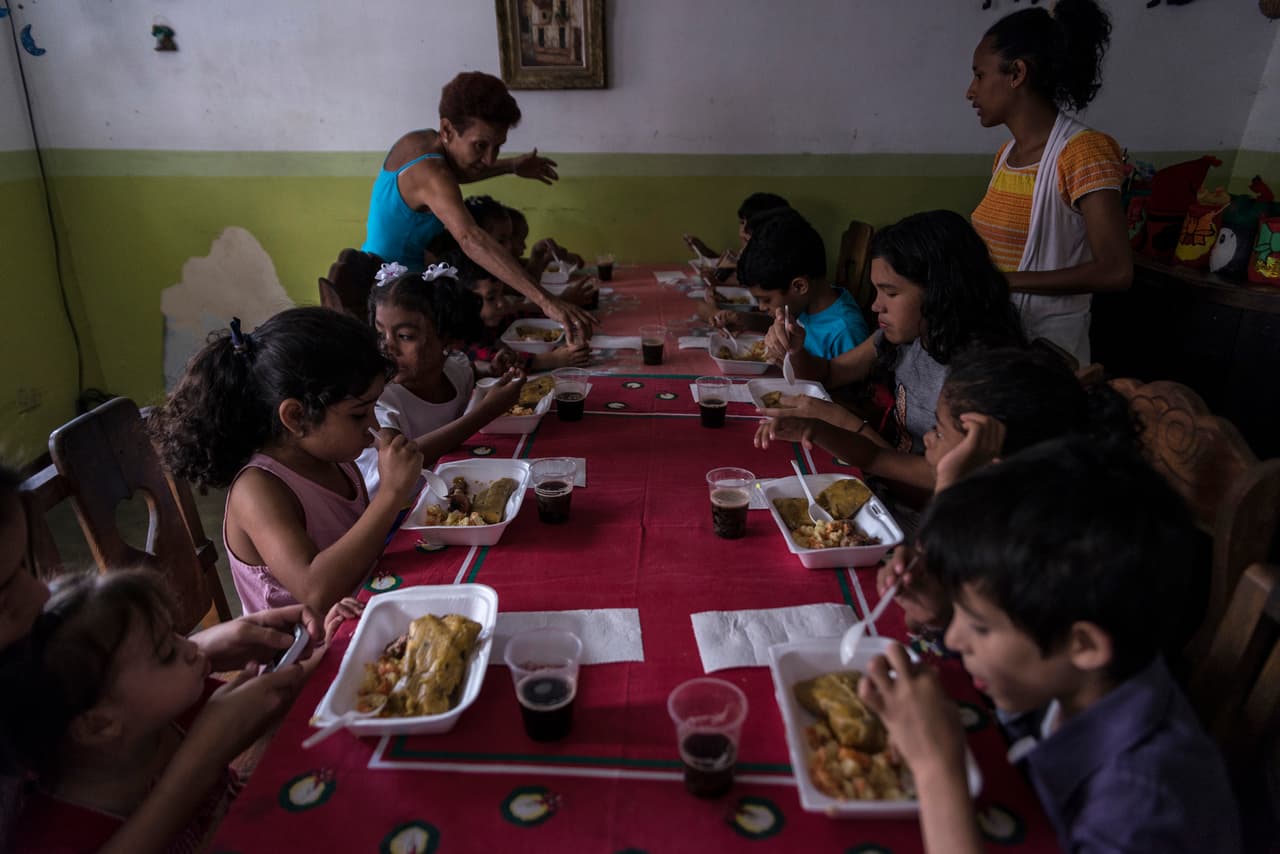 Claudia Astor, de 47 años, trabaja en el comedor Comunitario San Antonio de Padua en Caracas, que reparte comidas entre los vecinos: “Estas navidades son particularmente difíciles. Hay muchas familias que ni siquiera podrán tener una cena navideña, probablemente ni una cena tengan. El dinero se lo come la hiperinflación y lo que anteriormente se podía adquirir ahora es casi imposible. En mi caso particular me reuniré con mi mamá y unas tías. No habrá mucho para un licor para el brindis y mucho menos para regalos. A mí en lo particular no me importa mucho, pero si me preocupa las miles de familias que ni siquiera tendrán comida, no sólo en las fiestas, sino en lo que resta del año y el próximo".