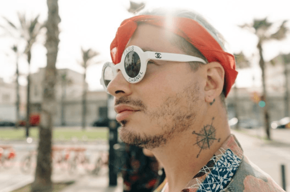 J Balvin tiene estos lentes redondos de Chanel en varios colores, que cuestan 1,500 dólares. La bandana también es un símbolo de estilo.