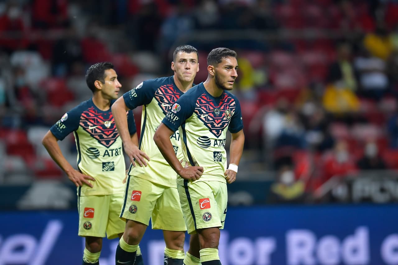 De mal en peor, América se quedaba sin Sebastián Cáceres, quien veía la roja al 84' y con ello sentenciaba su ausencia en el Clásico Nacional.