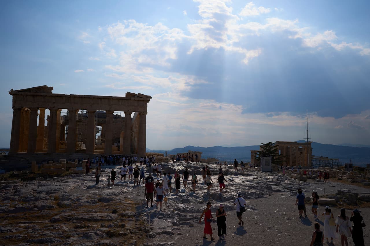 Un hombre apuñala y hiere a dos turistas estadounidenses cerca de la Acrópolis en Atenas