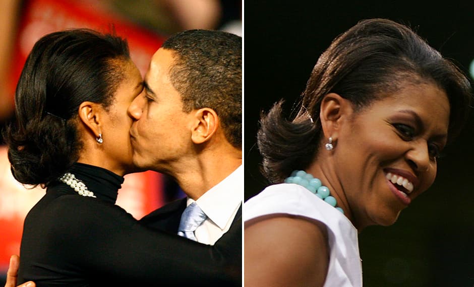 En el 2008 la vimos llevar este tipo de peinado durante distintos actos de campaña en los que acompañaba a su esposo. Lo llevaba
<b>lacio para atrás, con un ligero volumen al frente y las puntas hacia afuera</b>. En la parte inferior lateral, justo debajo de la oreja, colocaba un pasador que aportaba fijación al peinado.
<br>