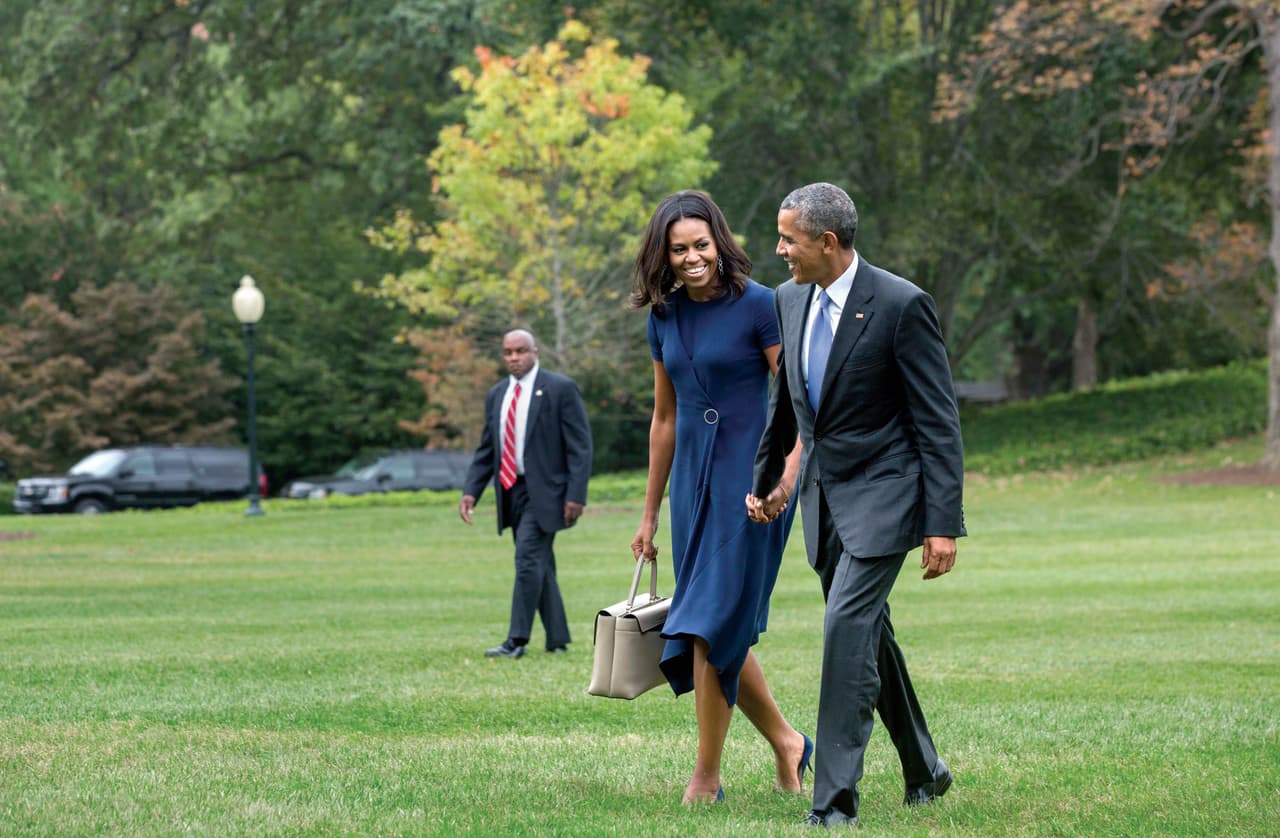 Presidente Barack Obama y la primera dama Michelle Obama caminando en los campos de la Casa Blanca, el 29 de septiembre de 2015.
