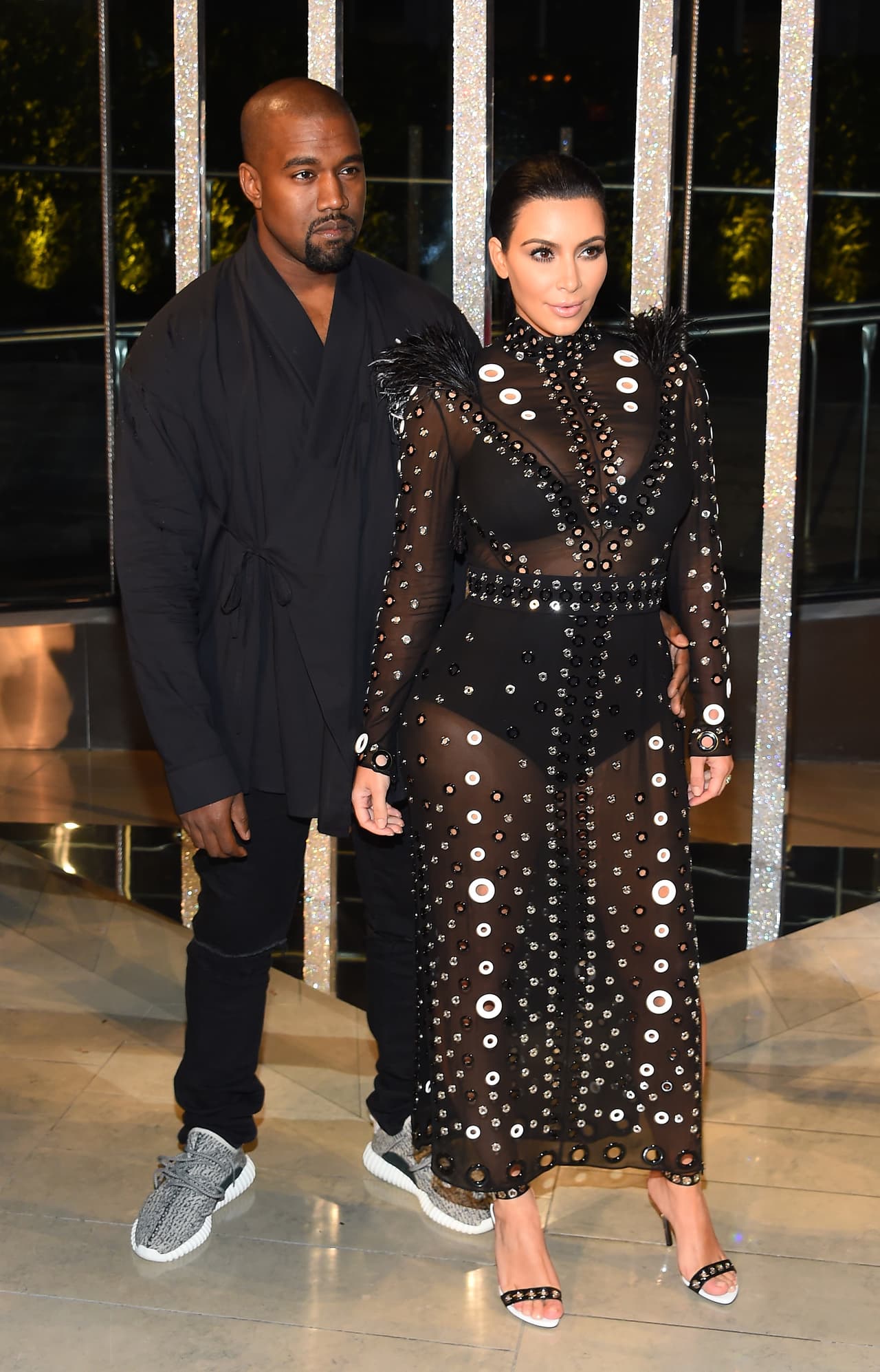 Y aunque su explicación suena descabellada, la vida extravagante del rapero y su familia política justifica muy bien su postura.