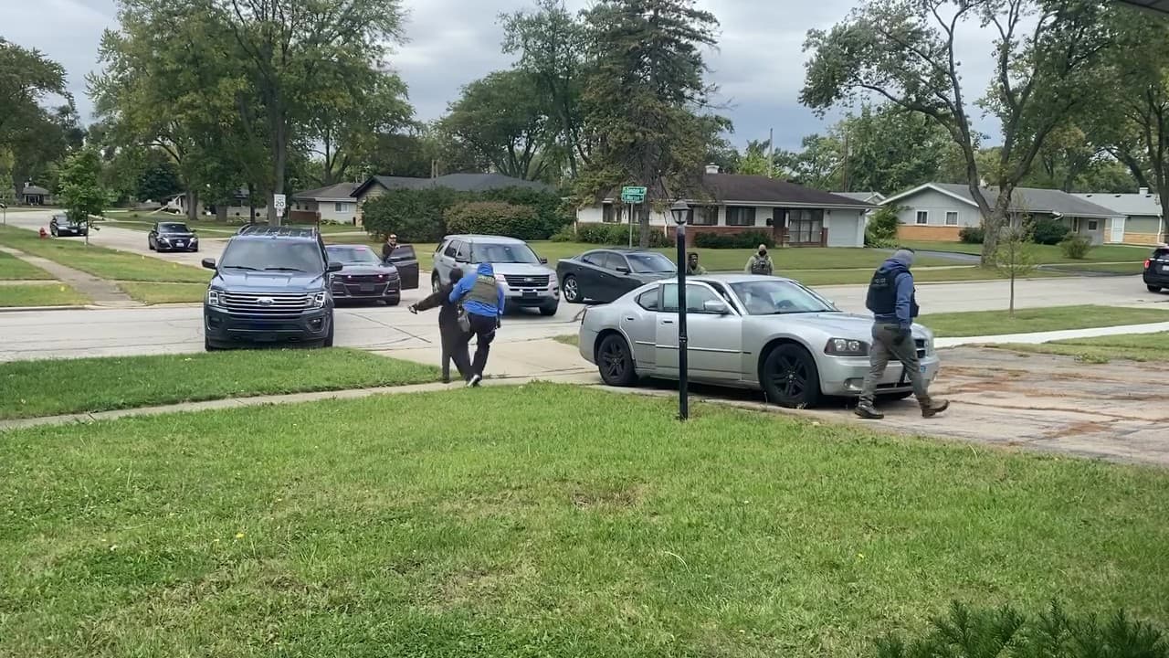 En entrevista con Univision,
<b>Evelyn</b>, de 18 años, relató lo que ocurrió ese día y cómo fue arrestada junto a su novio de 21 años y su amiga de 17, durante un operativo de
<b>ICE</b> en el suburbio de
<b>Hoffman Estates</b>, al noroeste de Chicago.