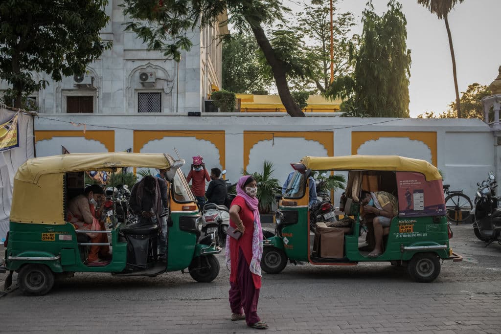 Rickshaw o mototaxis en New Delhi, India.