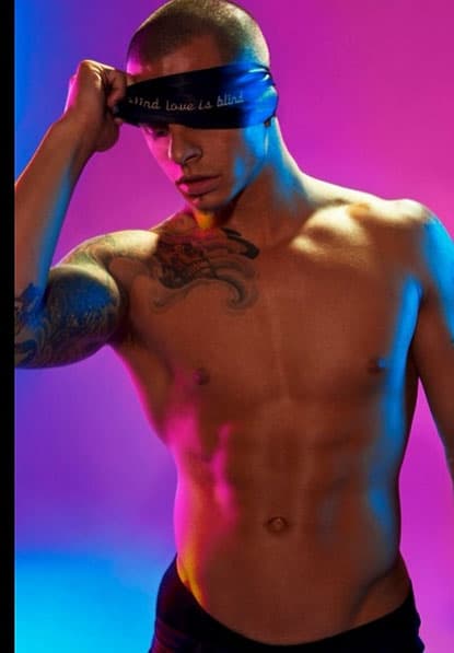 Recordando su trabajo en un video de Jennifer.