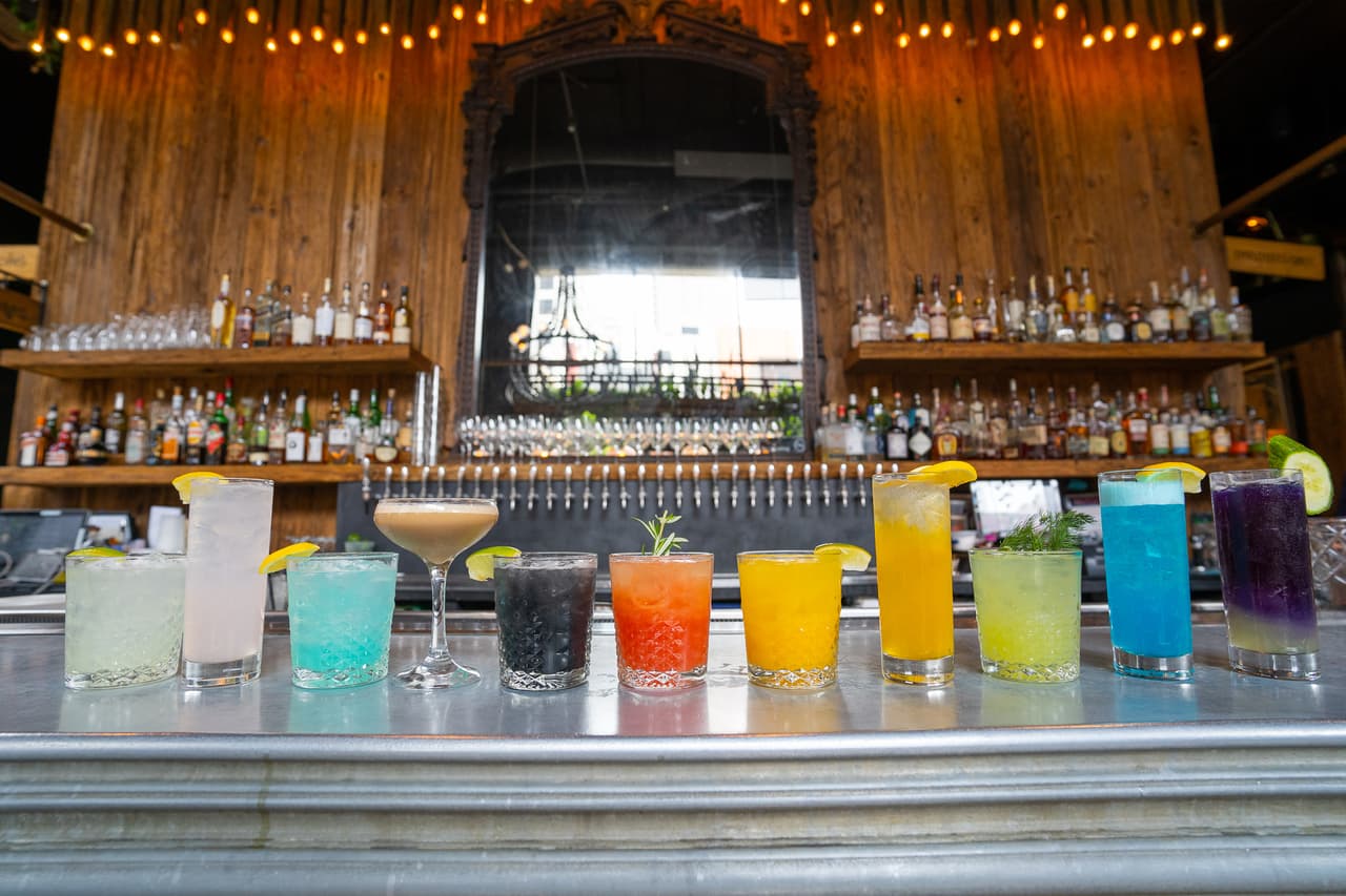 <b>Cócteles por una causa de FCM Hospitality</b>
<br>Cuándo: 1 de junio al 30 de junio de 2023
<br>Dónde: once establecimientos alrededor de Filadelfia
<br>¡Bebe el arcoíris y apoya a las organizaciones sin fines de lucro de la comunidad LGBT!
<br>
<br>FCM Hospitality presenta una recaudación de fondos especial de un mes para cuatro organizaciones benéficas locales durante el Mes del Orgullo en Filadelfia. Los establecimientos participantes son: Liberty Point, The Garden en Cherry Street Pier, The Dolphin, Walnut Garden Morgan's Pier, Craft Hall, Parks on Tap, Rosy's Taco Bar, Harper's Garden, Lola's Garden, Noche, Concourse Dance Bar y Juno.
<br>Un dólar de cada bebida arcoíris será donado al Centro Comunitario LGBT William Way y al Centro Juvenil Attic.
<br>