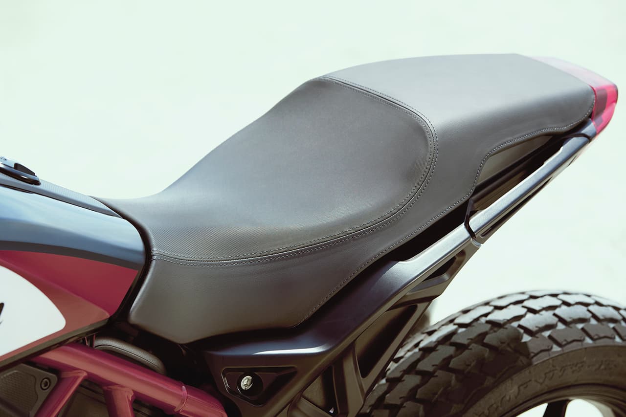 Los neumáticos fueron desarrollados por Dunlop exclusivamente para la FTR 1200, tomando como base los usados para competencia (DT3).