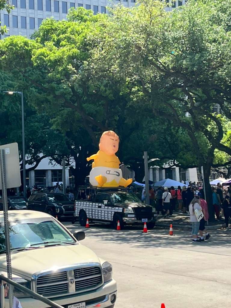 Bajo la consigna de frenar los "abusos de poder estatal",
<b>los manifestantes se concentraron frente a edificios gubernamentales clave en el centro de la ciudad, como el Concilio.</b>