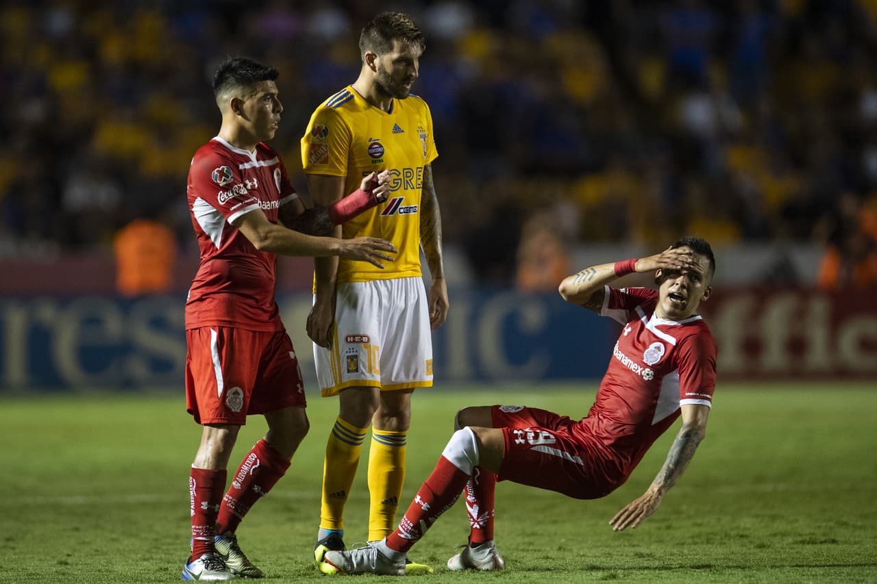 <b>Lo peor: </b>Inverosímil y ridicula la manera en la que Rodrigo Salinas fingió haber sido agredido fisicamente por Gignac (Mexsport).