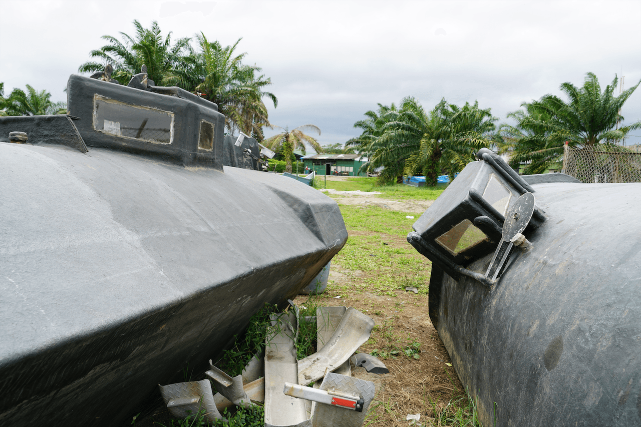 En Tumaco, Colombia, las autoridades resguardan algunos narcosubmarinos que han sido capturados y permiten ver su estructura y forma de construcción.