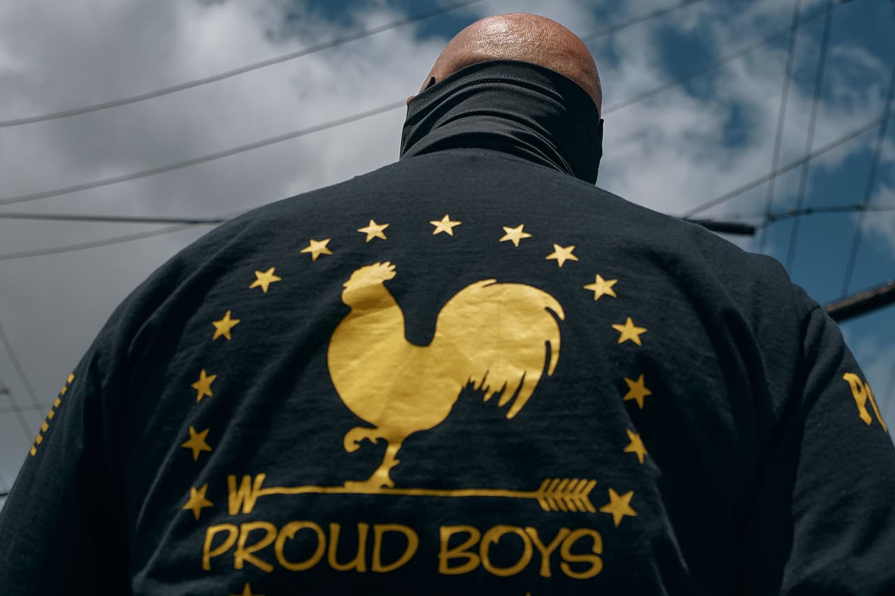 Un participante en la protesta portaba una chamarra con referencias a los Proud Boys, organización estadounidense asociada a movimientos ultranacionalistas.