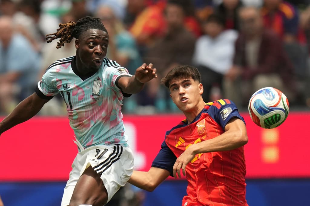 El belga Jeremy Doku, a la izquierda, y el español Pau Cubarsí disputan el balón.