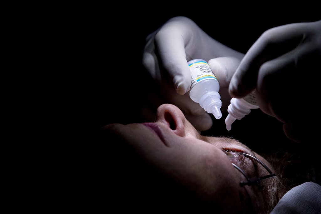 Una mujer confundió una botella de pegamento de uñas con gotas de ojos (y casi queda ciega)