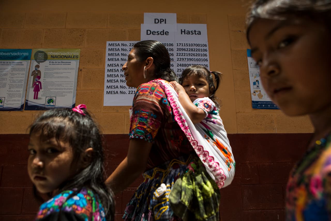 Una mujer y sus hijas en un centro de votación en Chinautla, en las afueras de la Ciudad de Guatemala.