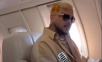 Ya en tierra y cuestionado por la prensa local, Christian Nodal reveló por qué decidió hacerse el sorprendente cambio al estilo 'flower power'.