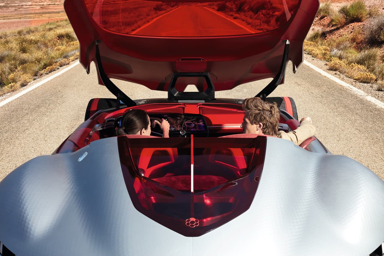 Aunque la cabina del Renault Trezor Concept solo tiene espacio para alojar dos ocupantes, incluyendo el conductor lo hace con mucho estilo y amplio espacio. Todo el tablero de instrumentos y controles está hecho de madera tratada con un proceso especial de alta precisión para lograr la misma calidad que se logra hoy con plásticos y metales.