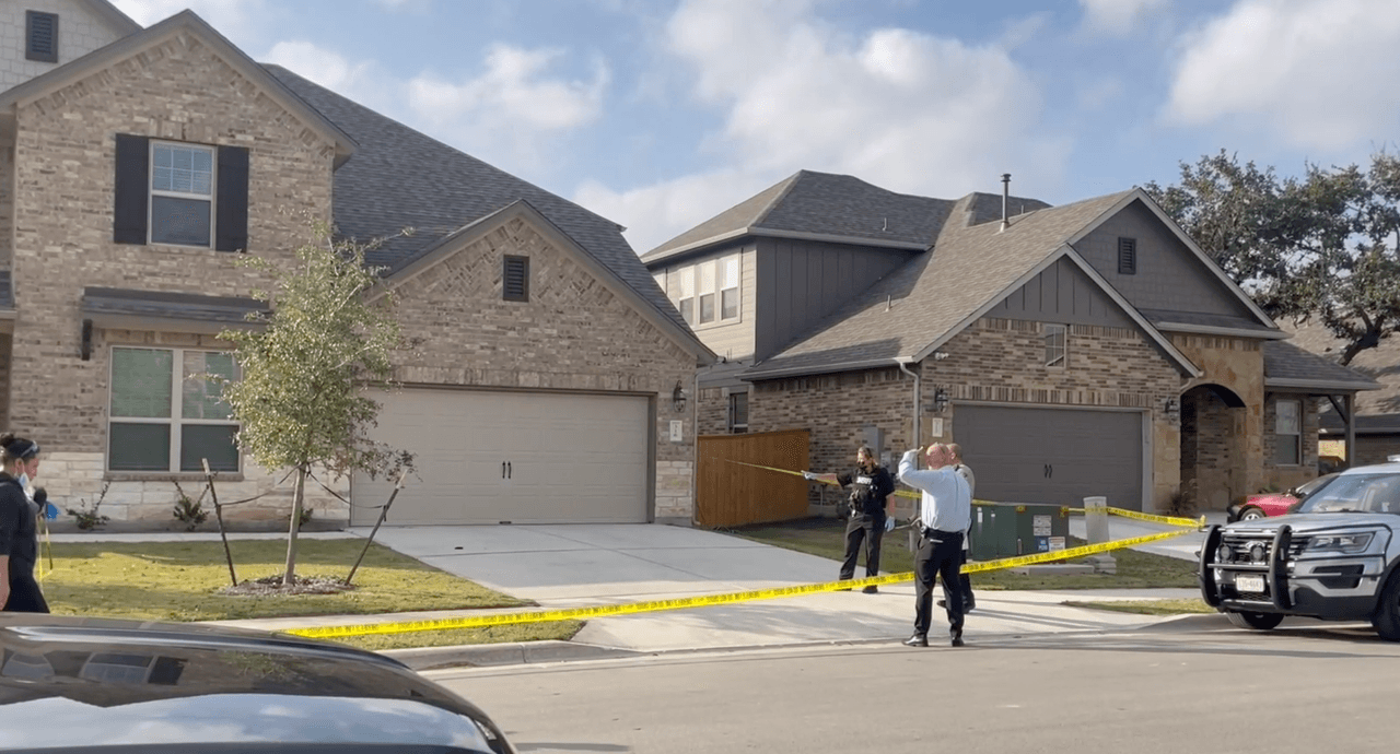 Autoridades del condado Travis investigan homicidio de una mujer dentro de su residencia