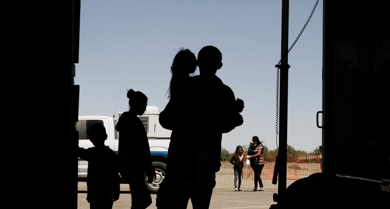 Alivio entre grupos de defensa de inmigrantes por fallo que bloquea límites a vías migratorias legales