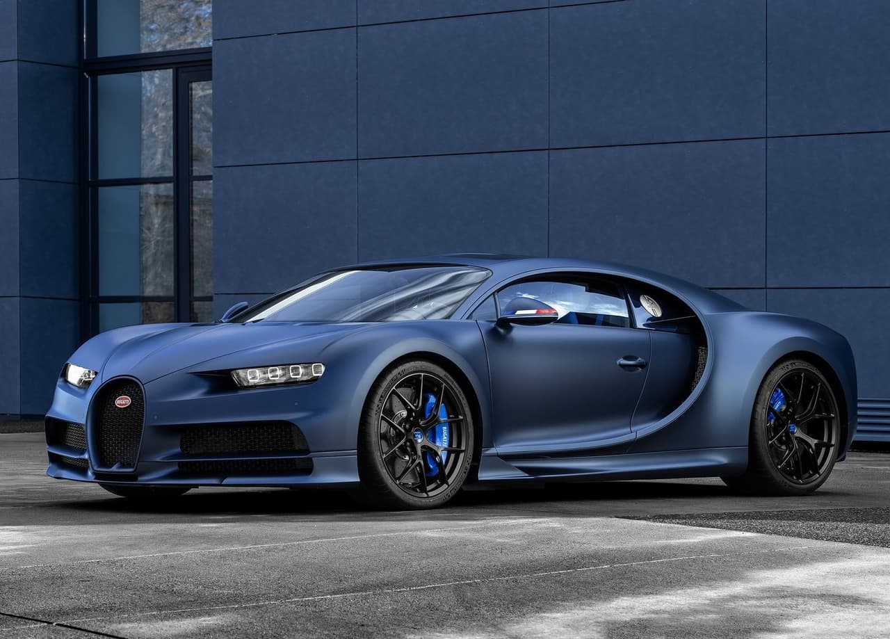 Se trata de un Bugatti Chiron Sport ‘110 ans Bugatti’, un superauto del que únicamente serán fabricadas 20 unidades y que además de celebrar el 110 aniversario de la fundación de la compañía automotriz, también rinde homenaje a Francia, pues incluye los colores azul, blanco y rojo de su bandera en elementos que decoran su carrocería y habitáculo.