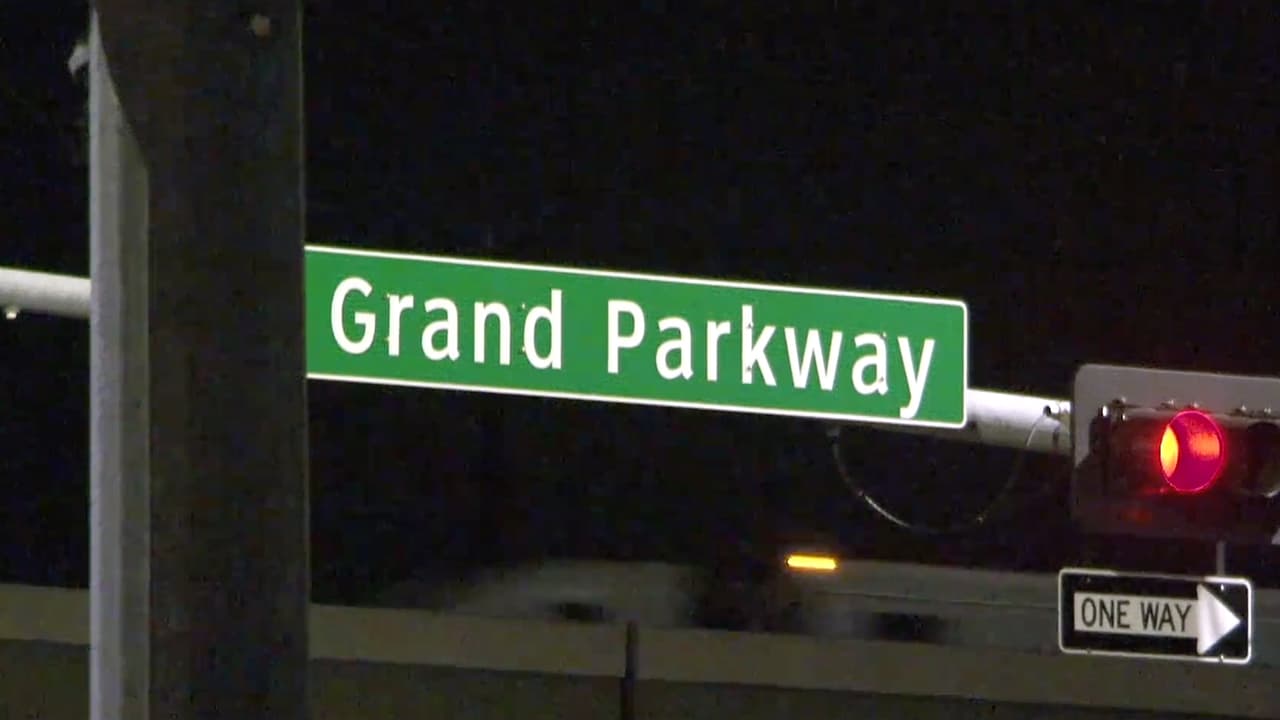 El
<b><a href="https://www.univision.com/temas/accidentes">accidente</a></b> ocurrió el domingo alrededor de las 3:00 am en
<b><a href="https://www.google.com/maps/place/H-E-B/@30.0540219,-95.5768473,15z/data=!4m2!3m1!1s0x0:0xa7d1401e93ffc7db?sa=X&ved=2ahUKEwi3psGF05P1AhUfmWoFHdgbBgQQ_BJ6BAghEAU" target="_blank">Grand Parkway y Champion Forest</a></b>.