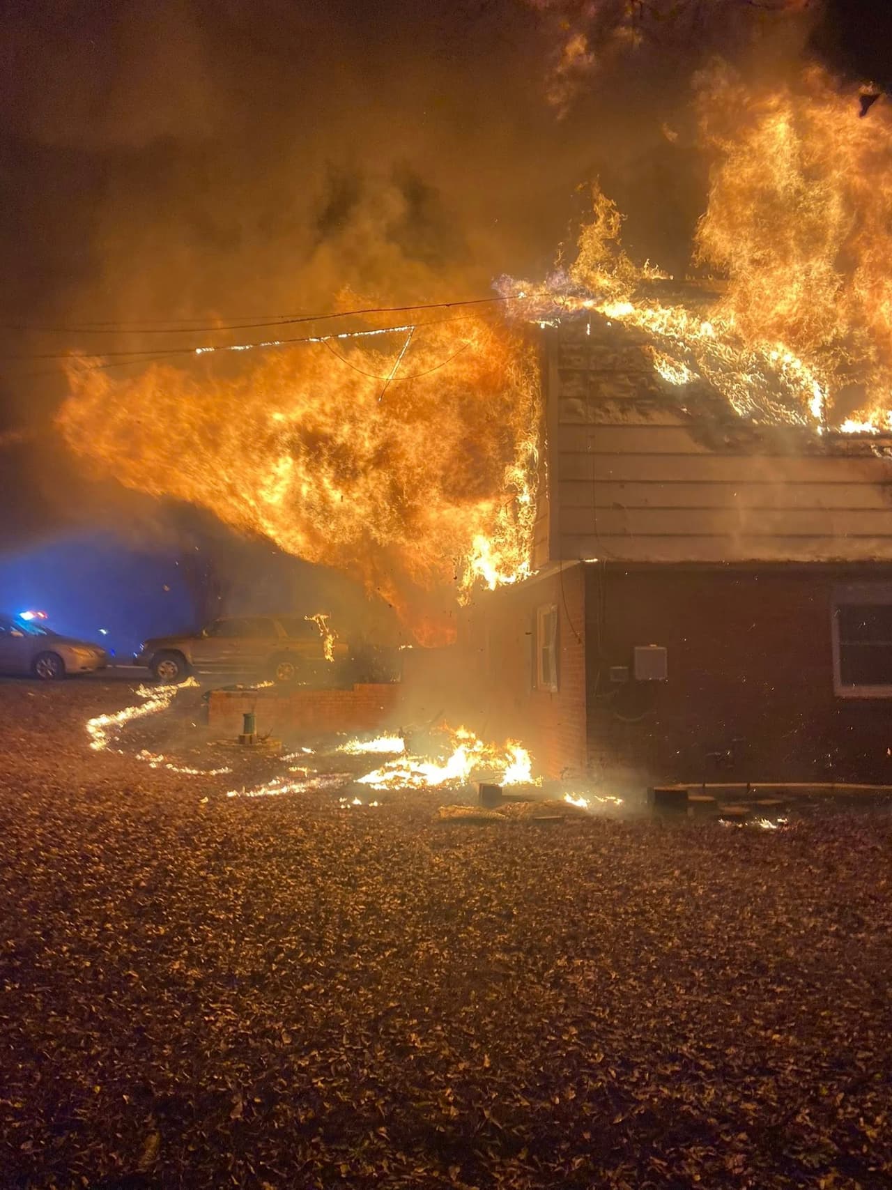Imágenes compartidas por los Servicios de Emergencia y Bomberos de Forest Park muestran las llamas consumiendo la vivienda y mu cerca de un vehículo que se encontraba al lado.