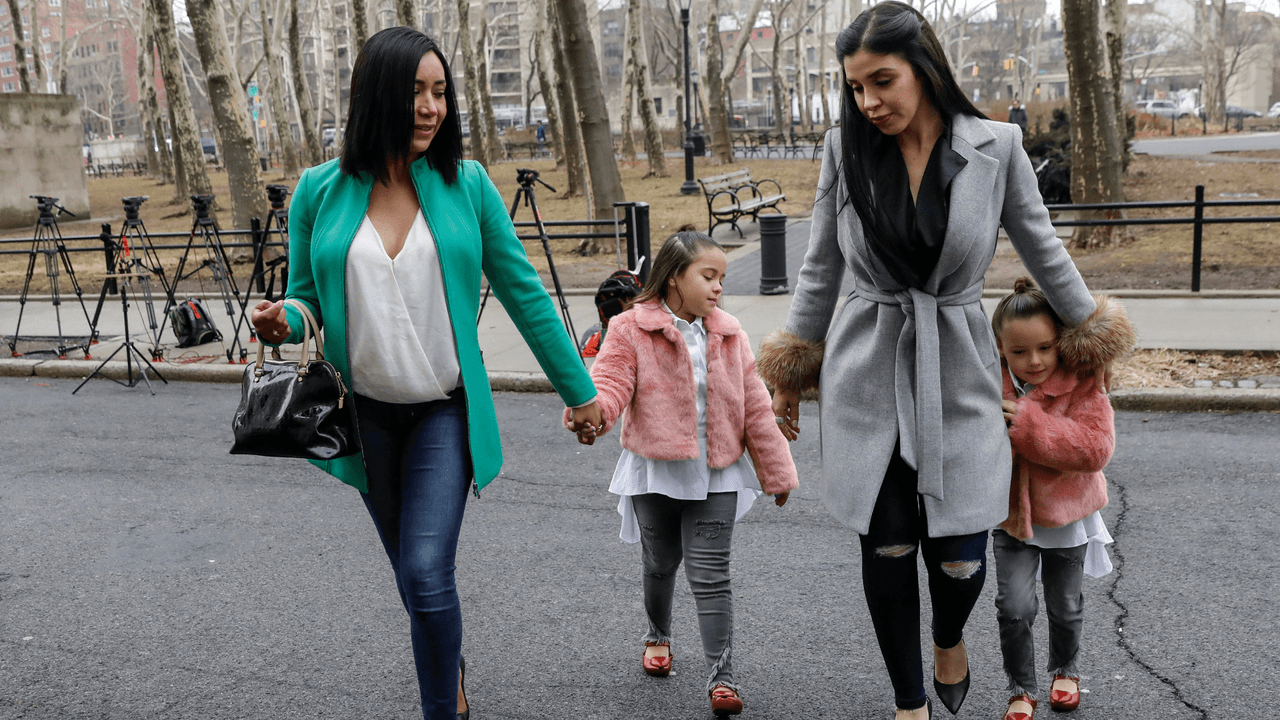 Emma Coronel Aispuro, esposa de Joaquín 'El Chapo' Guzmán, asistió con sus hijas a la corte en Brooklyn este lunes para conocer la fecha en la que se elegirá al jurado del juicio contra el narcotraficante.