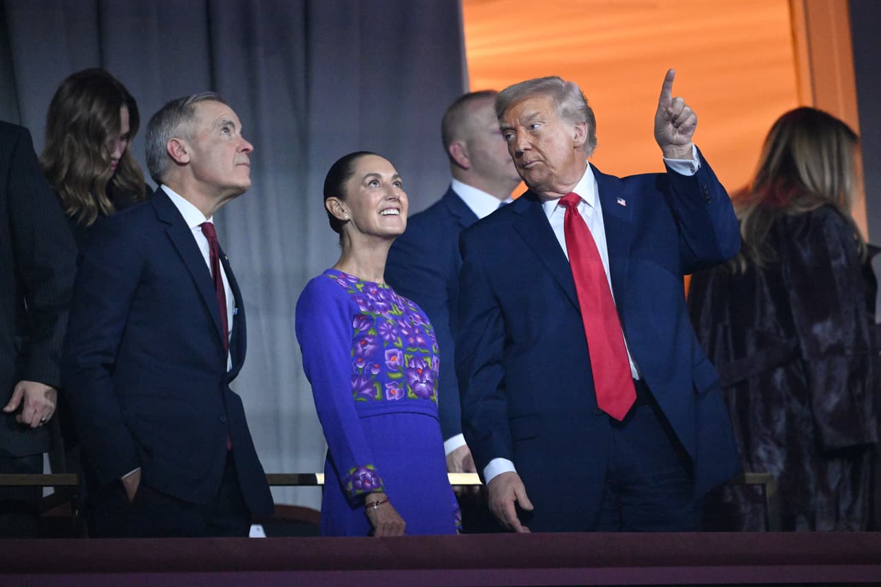 El presidente Donald Trump conversa con el primer ministro canadiense Mark Carney y la presidenta mexicana Claudia Sheinbaum tras el sorteo de la Copa Mundial de Fútbol de 2026 en el Kennedy Center de Washington, el viernes 5 de diciembre de 2025. (Mandel Ngan/Foto de grupo de prensa vía AP)