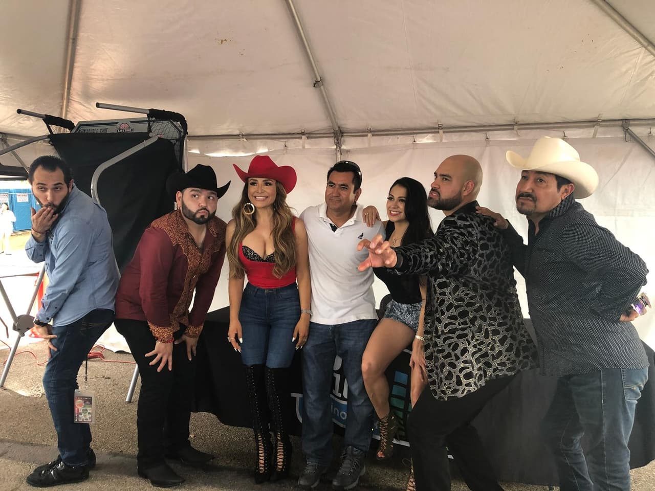 Así demuestran su felicidad
<b>El Free-guey</b> y
<b>El Bueno, La Mala y El Feo</b>.