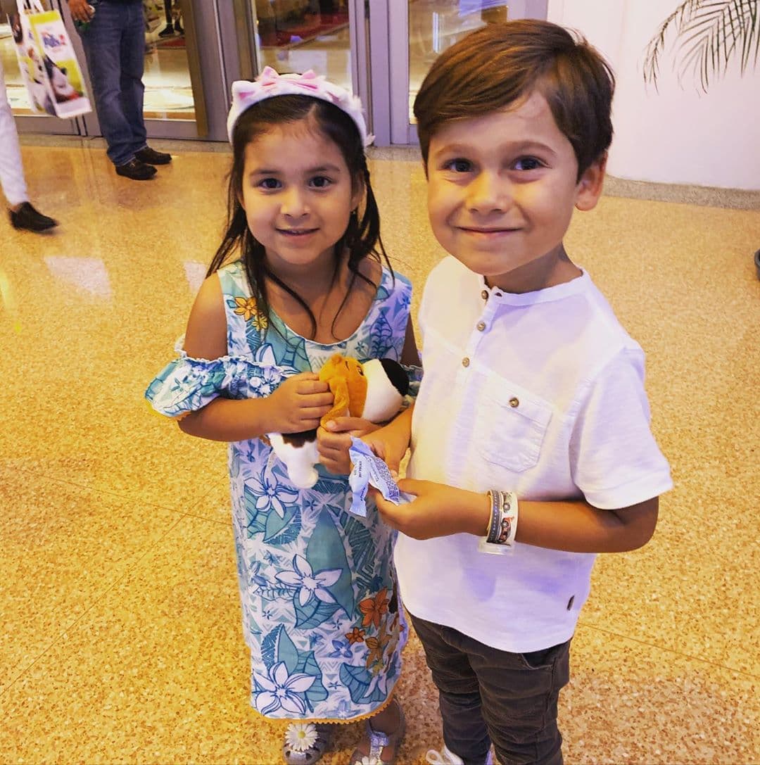 Sofía también se ha encontrado Bruce y así de bellos lucen juntos. Este inicio de estudios será muy diferente para todos ellos, pero lo que no olvidarán es que sus papás estarán en todo momento para apoyarlos.