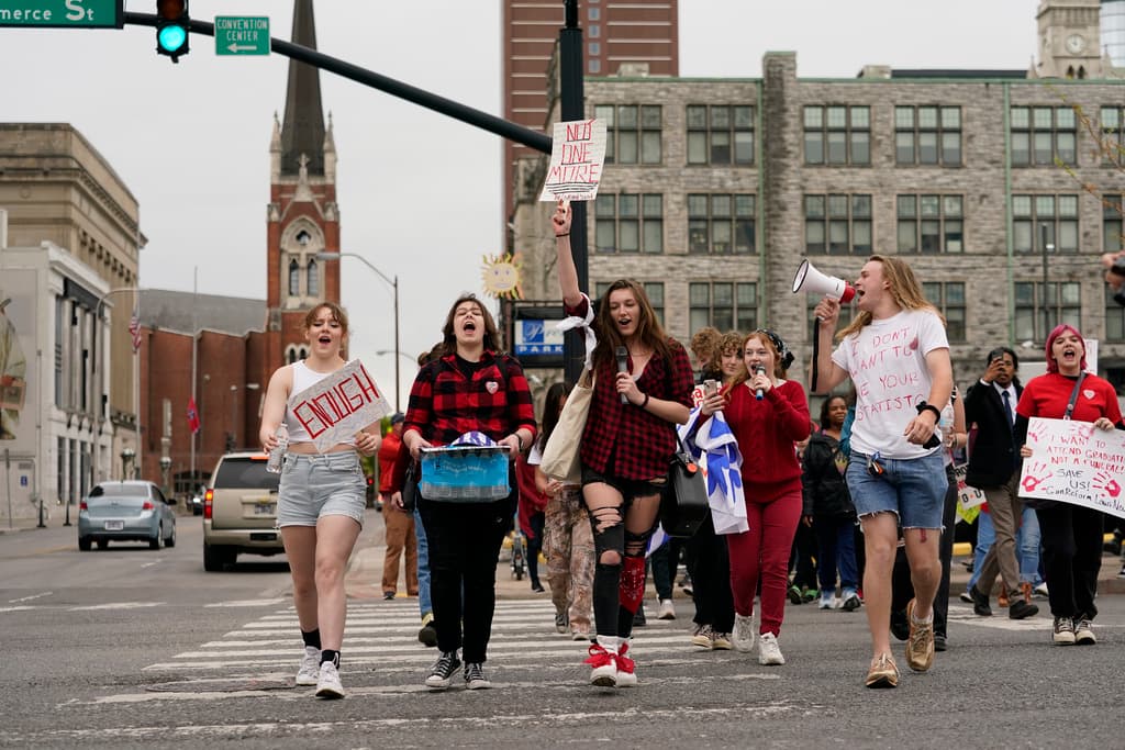 Protestas estudiantiles frente al Capitolio de Nashville, Tennesse, para exigir más controles de armas tras el tiroteo de la semana pasada que mató a tres niños y tres adultos.