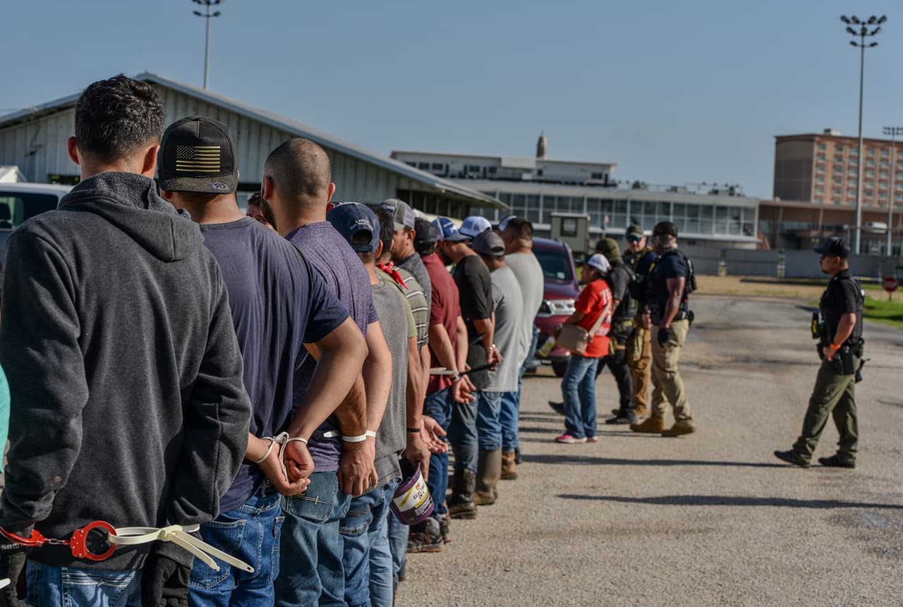 84 inmigrantes indocumentados fueron detenidos durante un operativo de ICE con otras agencias de seguridad en un hipódromo en Louisiana el 17 de junio de 2025