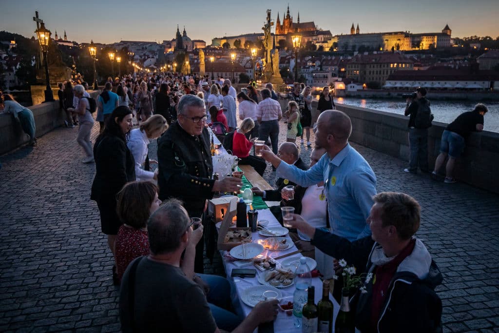 Unos 2,000 asientos con personas invitadas a traer y compartir alimentos y bebidas para dar la bienvenida al verano. El país ha aliviado las restricciones del bloqueo a nivel nacional ante la pandemia, aunque la semana pasada reportó 260 nuevos casos de coronavirus.