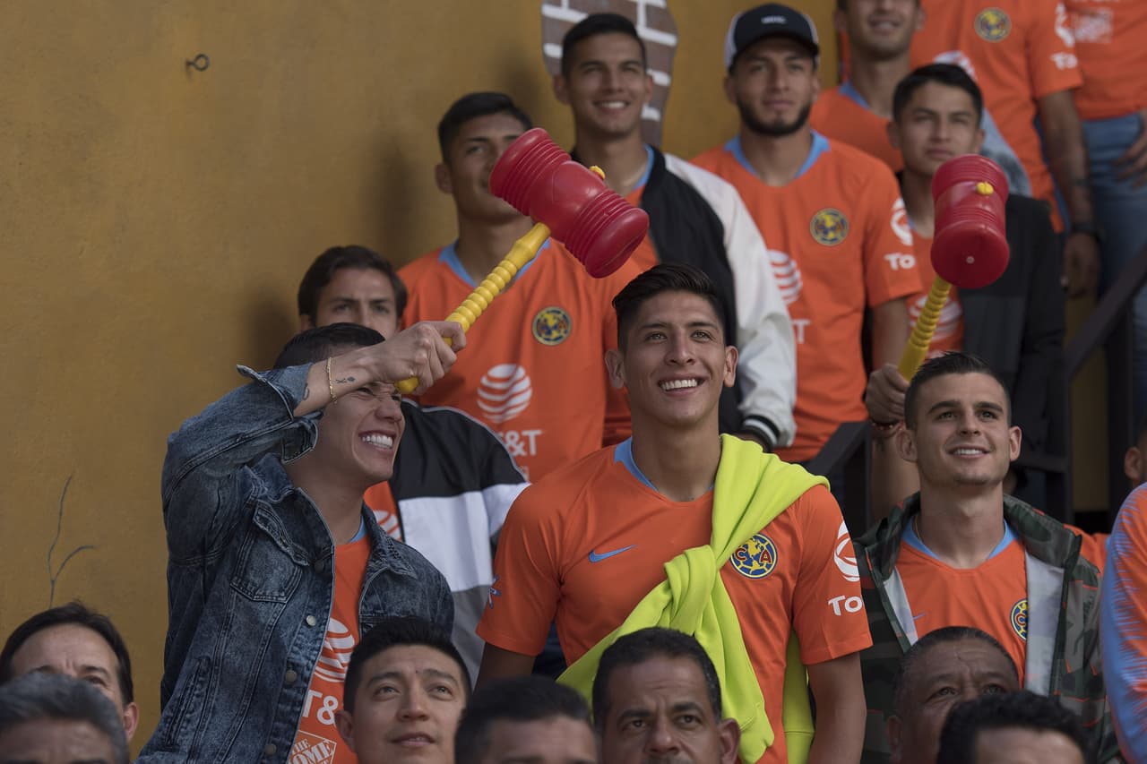 Estas son imágenes detrás de las cámaras en el evento de la foto oficial del Club America en las instalaciones de Grupo Chespirito en Ciudad de Mexico.