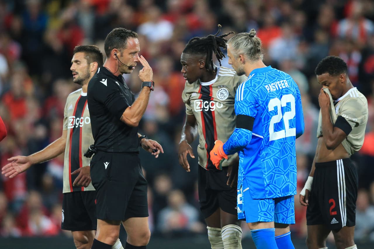 El arbitro Artur Dias supo controlar las acciones del partido.